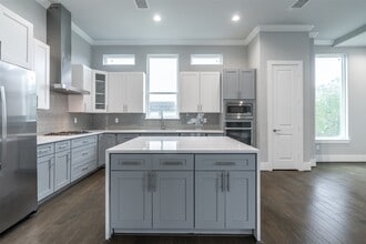 Building Photo - 1553 W 22nd St