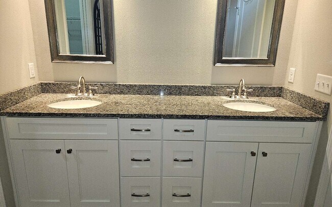 Building Photo - 160 SW Ivy Glen