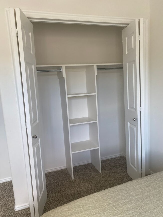Building Photo - 3 Bedroom Victor Townhouse - Furnished