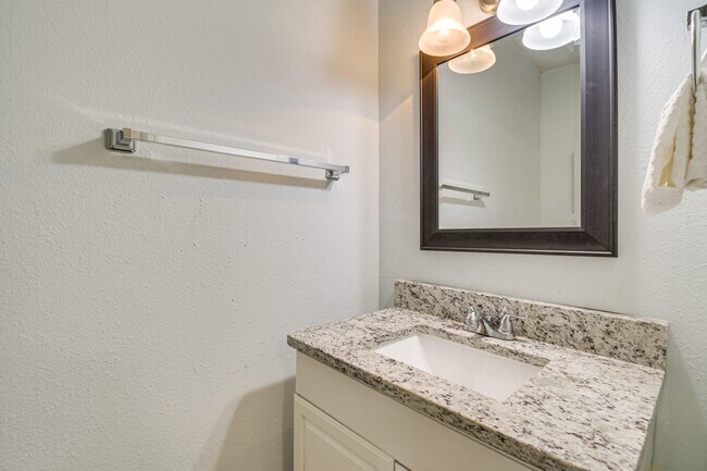 Building Photo - FULLY FURNISHED!!! 2 BEDROOM TOWNHOME IN P...