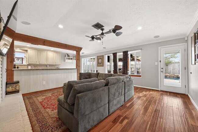 Building Photo - 805 Camelot Ln