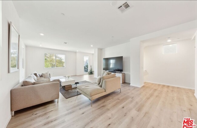 Building Photo - 605 Daniel Freeman Cir