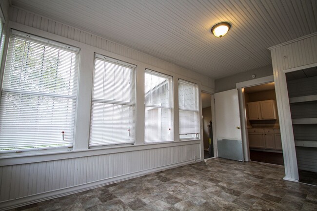 Building Photo - Charming 2BR 1BA Near Downtown