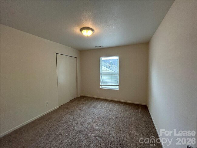 Building Photo - 3015 Meadow Knoll Dr