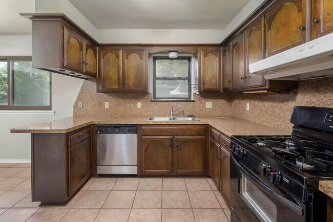 Building Photo - 600 Kay Hill Ln
