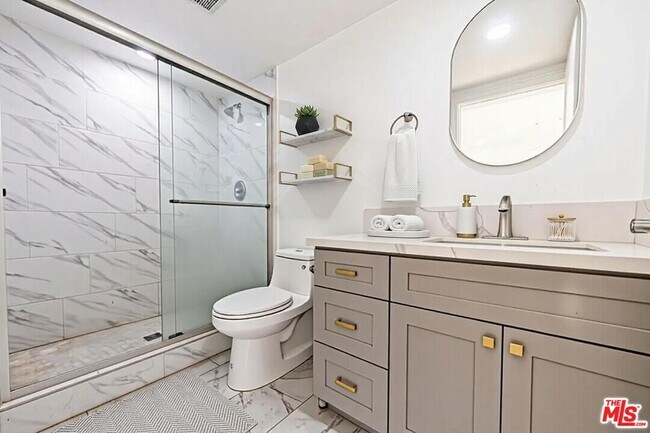 Building Photo - 5434 Romaine St