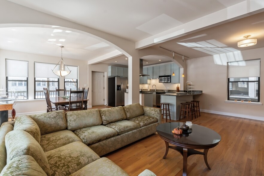 Building Photo - 645 W Bittersweet Pl