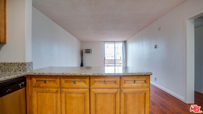 Building Photo - 425 S Kenmore Ave