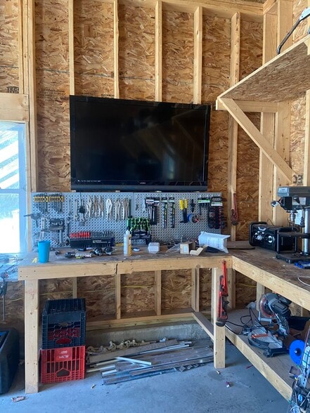 Garage - 636 Old County Rd N