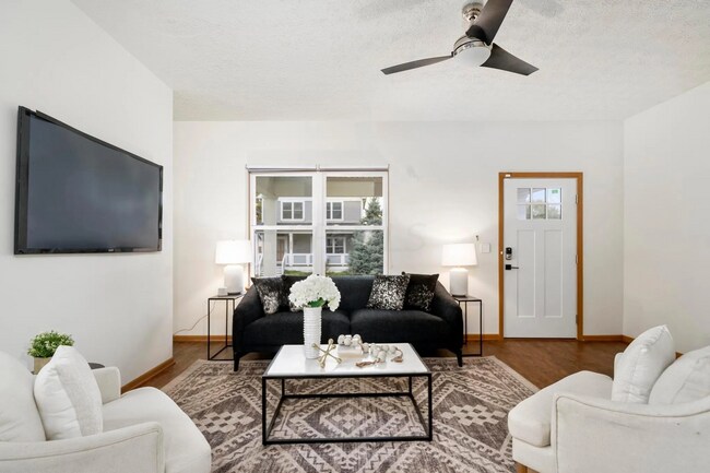 Building Photo - Elegant 3 Bed / 1.5 Bath Renovated Home in...