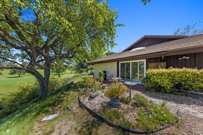 Building Photo - Sweeping Views! Rare and Peaceful 5-home e...