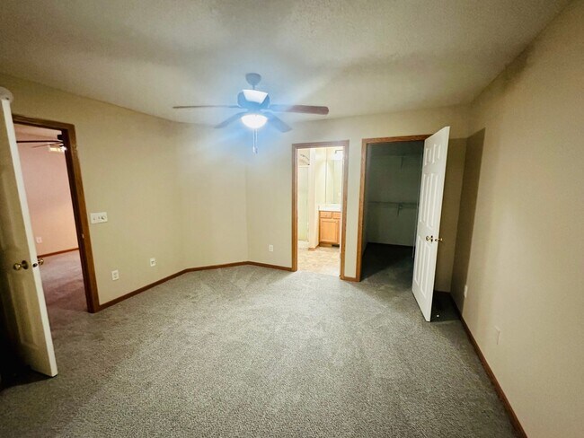 Building Photo - Updated Colonial 3 Bedroom Townhome with NEW CARPET AND PAINT!