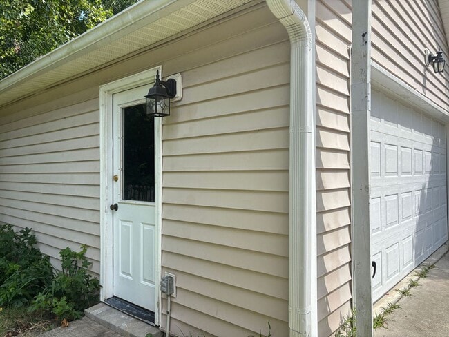 Building Photo - Available now. Great 3 BR/2.5 BA Home Avai...