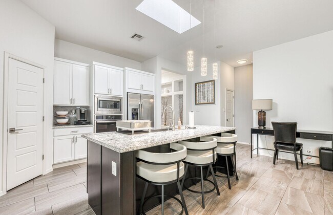 Building Photo - We have a beautiful home fully furnished with 4 bedroom-2 baths