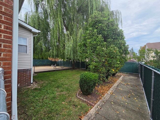 Building Photo - 116 Greenlawn Ave