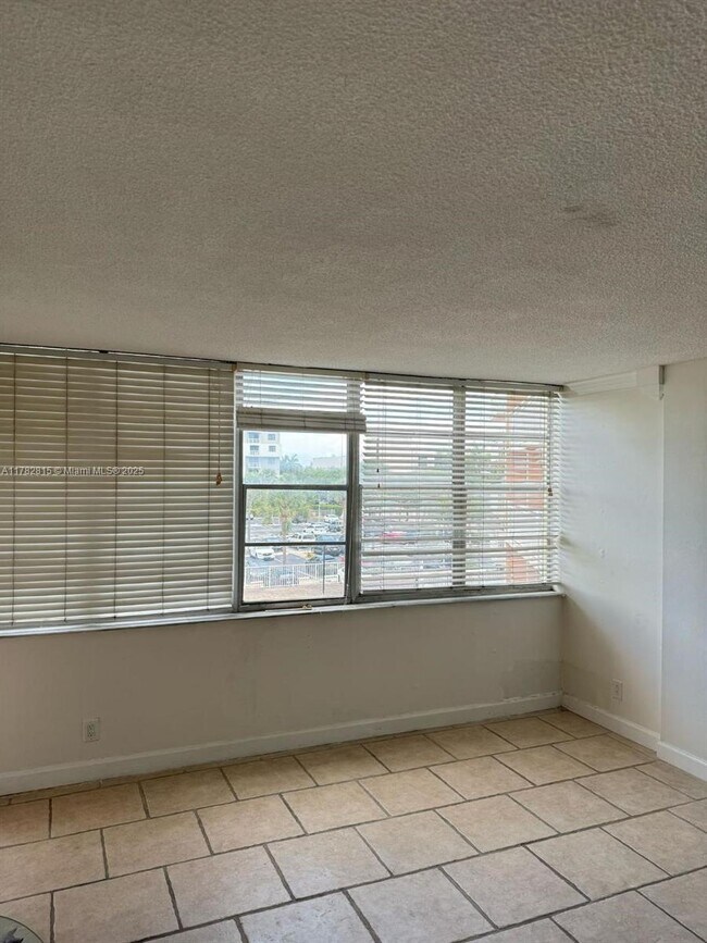 Building Photo - 2025 NE 164th St