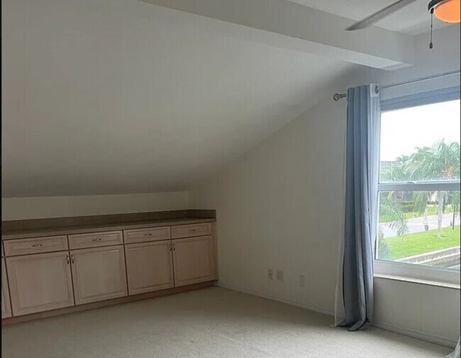 Building Photo - 8771 Bay Pointe Dr