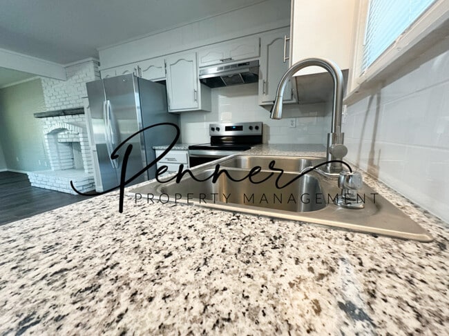 Building Photo - 1715 E T C Lea Rd