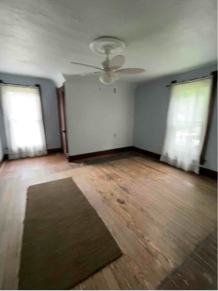 Building Photo - 210 E Hackberry St