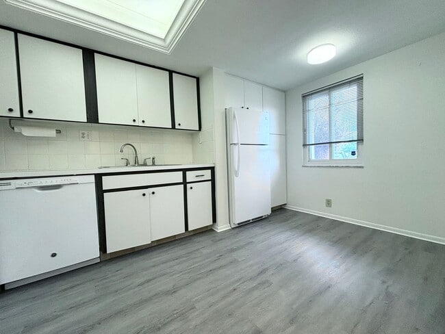 Building Photo - 55+ Community 2/2, Free Water, Pool, Exercise Room