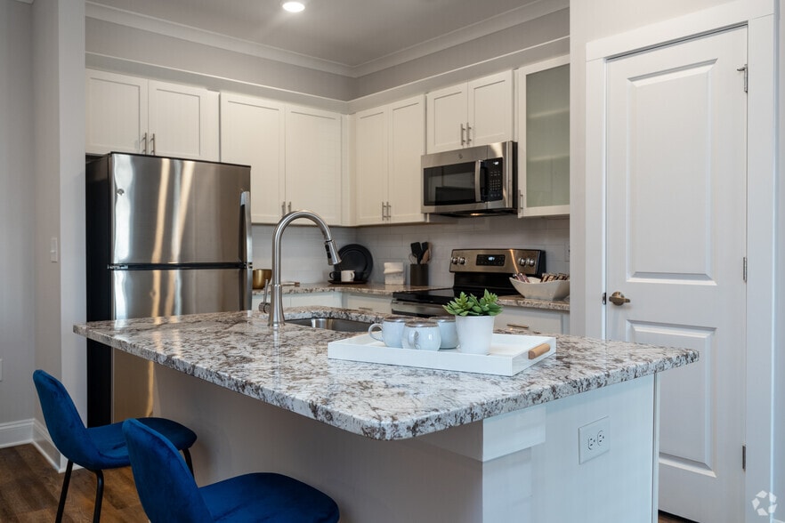 2BR, 2BA - Kitchen - Retreat at Sixty-Eight