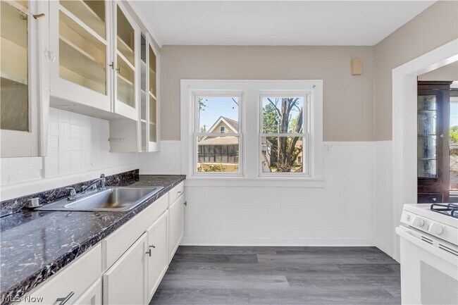 Building Photo - 9404 Cardwell Ave
