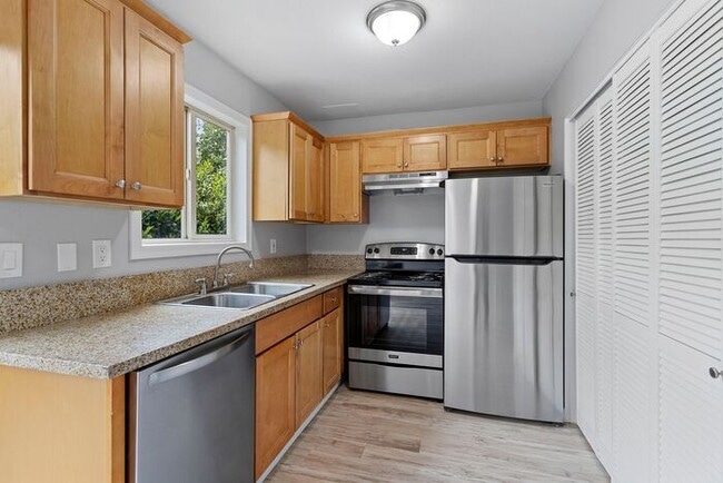 Building Photo - Spacious 2bed/1bath townhome
