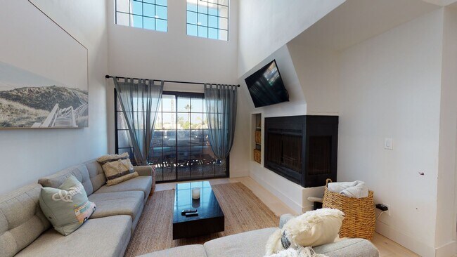 Building Photo - Bright 3 Bed 2 Bath Condo Available for Long Term Lease