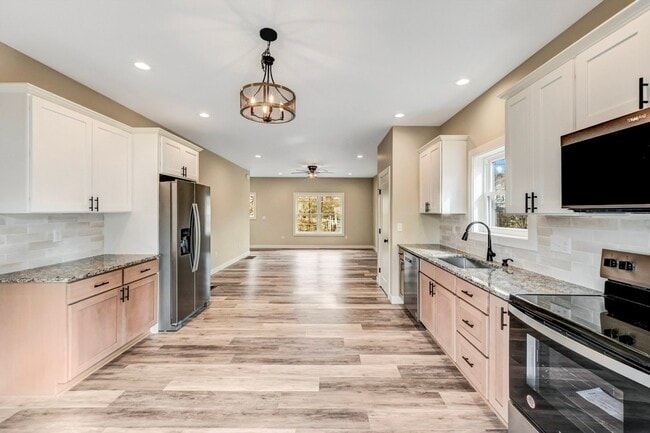 Building Photo - 702 E Elm St