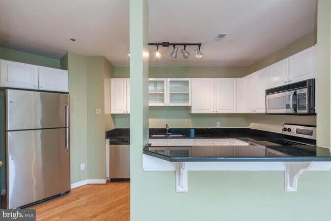 Building Photo - 100 Harborview Dr