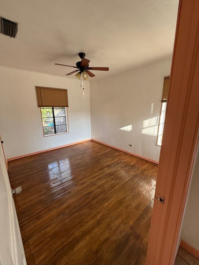 Building Photo - 1820 Aldama St