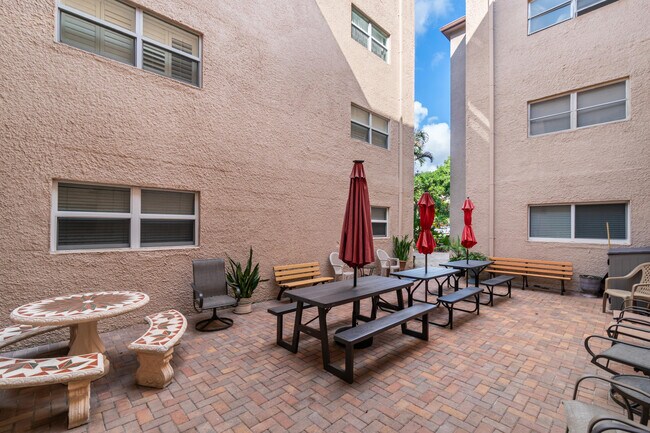 Building Photo - 2615 NE 1st Ct