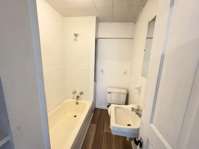 Building Photo - 1024 Cabell St