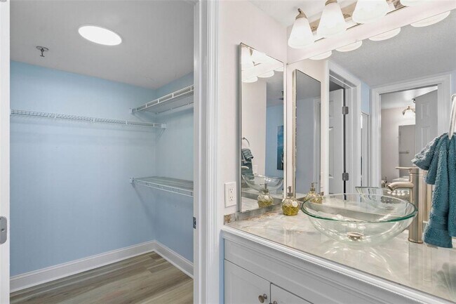 Building Photo - 6287 Bahia Del Mar Cir N