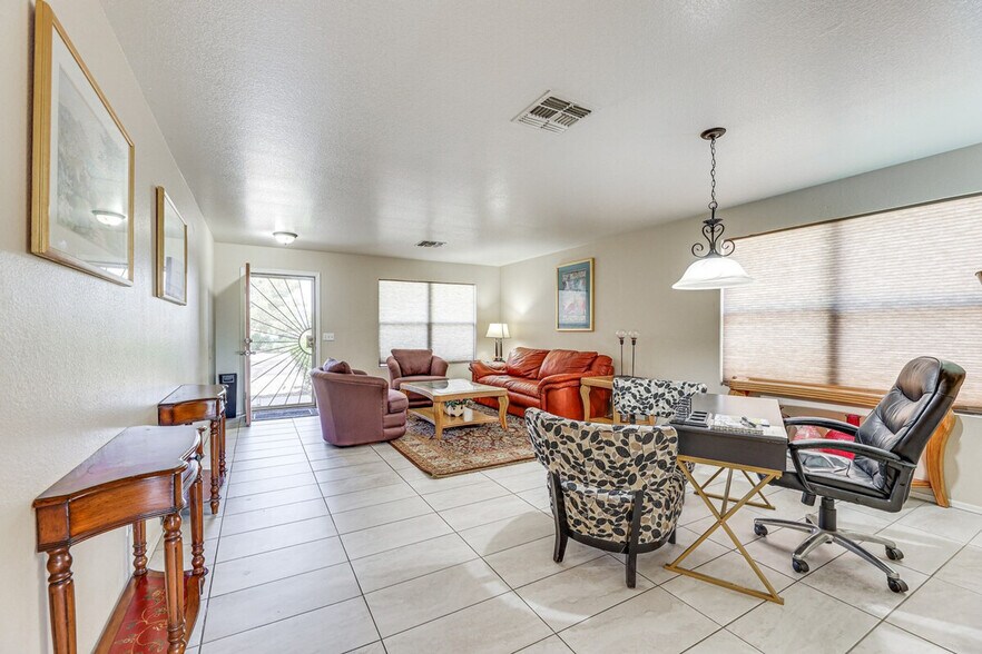 Building Photo - 1836 N Parkside Ln