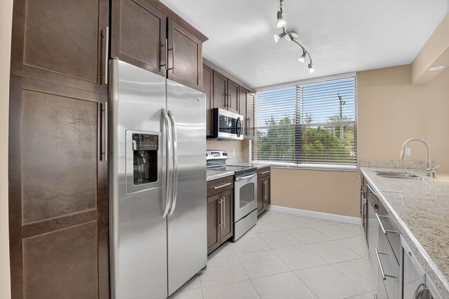 Building Photo - 450 Egret Cir