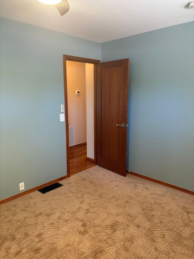 Building Photo - Unfurnished, 1-year long-term rental, Procure Only