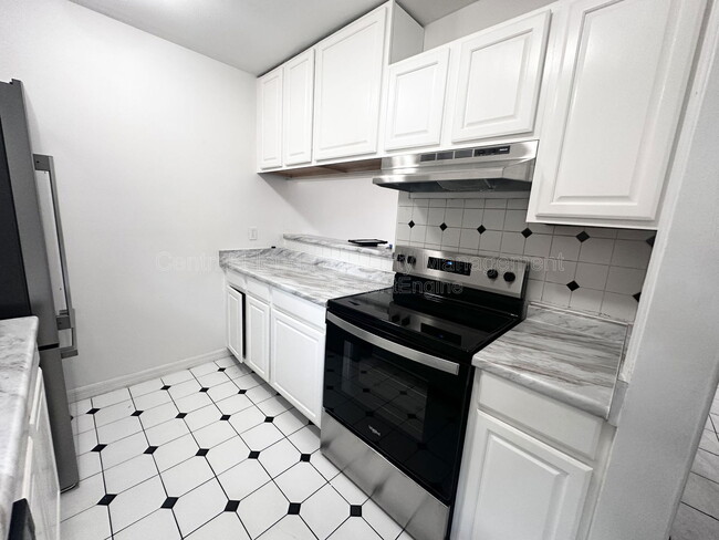 Building Photo - 501 Yellowwood Ct