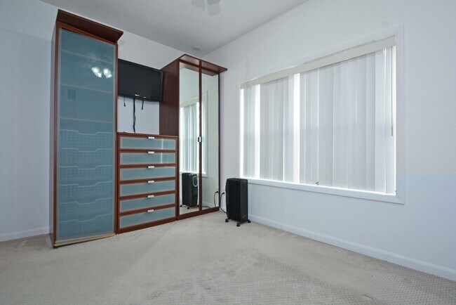 Building Photo - Spacious 4-Bed 3-Bath Home Available Now in NE Minneapolis!