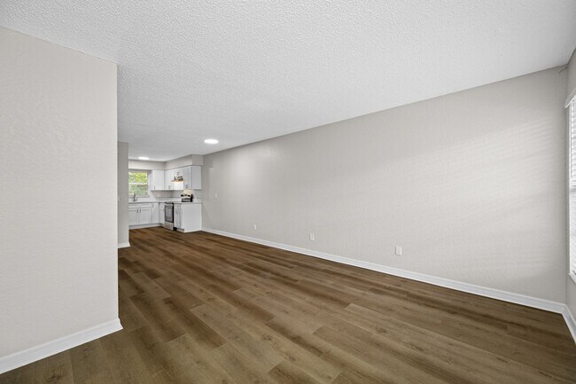 Building Photo - Newly Renovated 2 Bed-2 Bath Apartment wit...