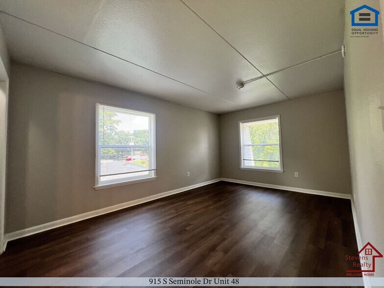 Building Photo - 915 S Seminole Dr