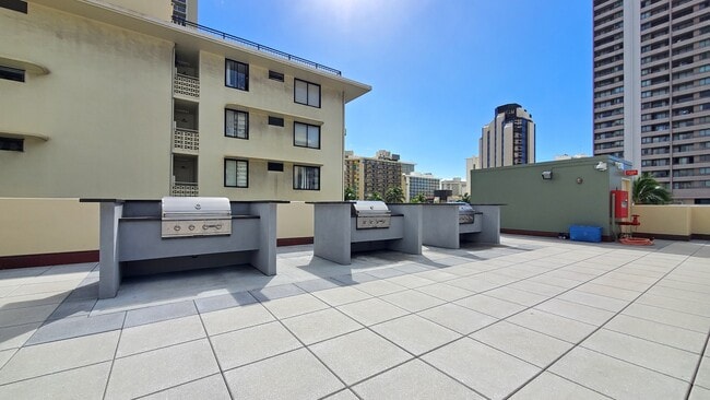 Building Photo - 2211 Ala Wai Blvd