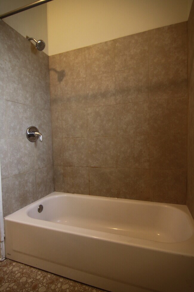 Building Photo - 2 Bedroom Home For Rent 1 Block From APSU!