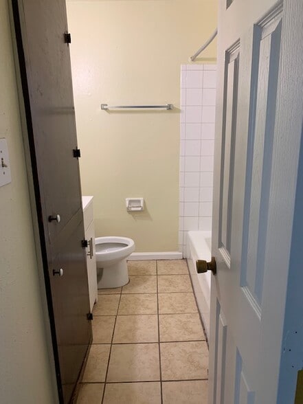 Bathroom - 3502 Campbell St