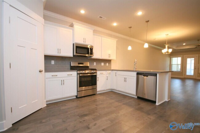 Building Photo - 707 Sluice Dr SW