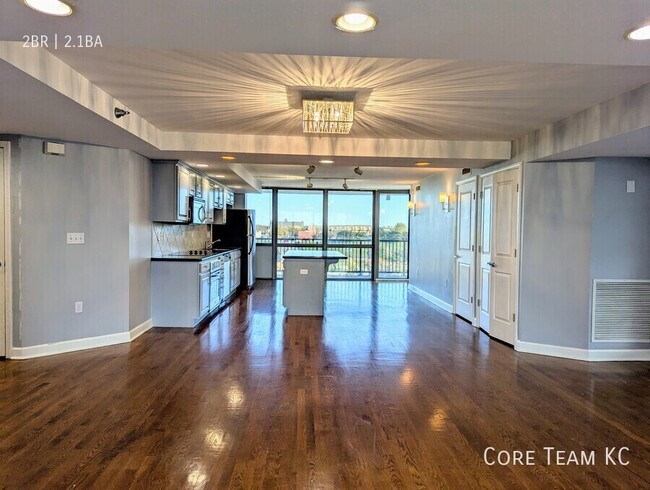 Building Photo - 2 Bed + Den x 2.5 Bath Large Apartment For...