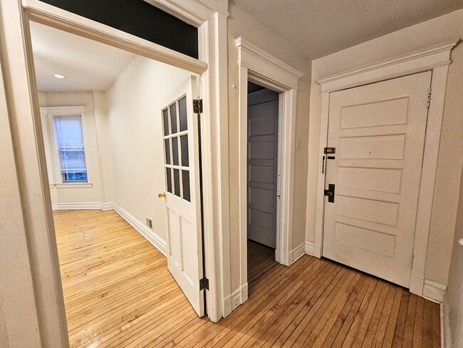 Building Photo - 3800 N Wilton Ave