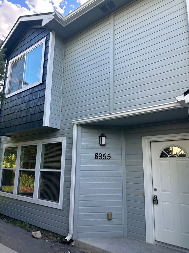 Building Photo - Cute 3 bedroom, 2 bath townhome with Community Pool in Boise