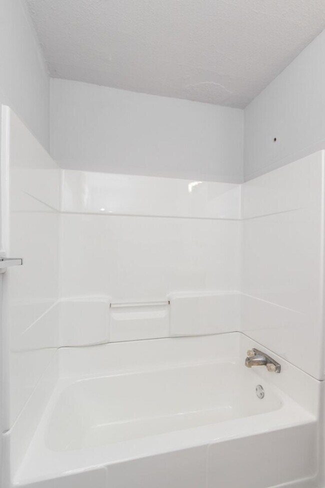 Building Photo - 205 W Cambridge St