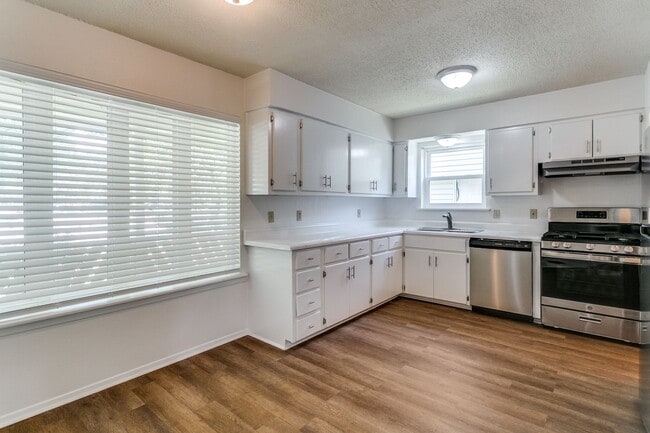 Building Photo - 1808 Ridgewood Dr